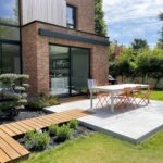 Terrasse bois et grès cérame - passerelle - mixte de matériaux - moderne-min