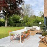 Terrasse bois et grès cérame - passerelle - mixte de matériaux - moderne - table de jardin -min