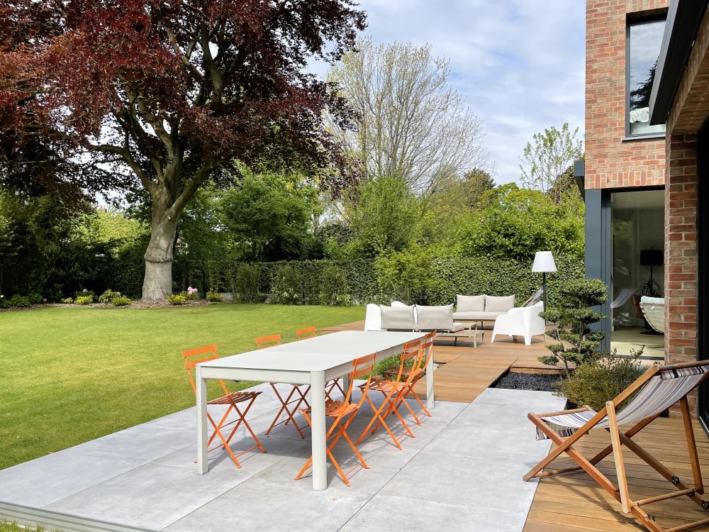Terrasse bois et grès cérame - passerelle - mixte de matériaux - moderne - table de jardin -min