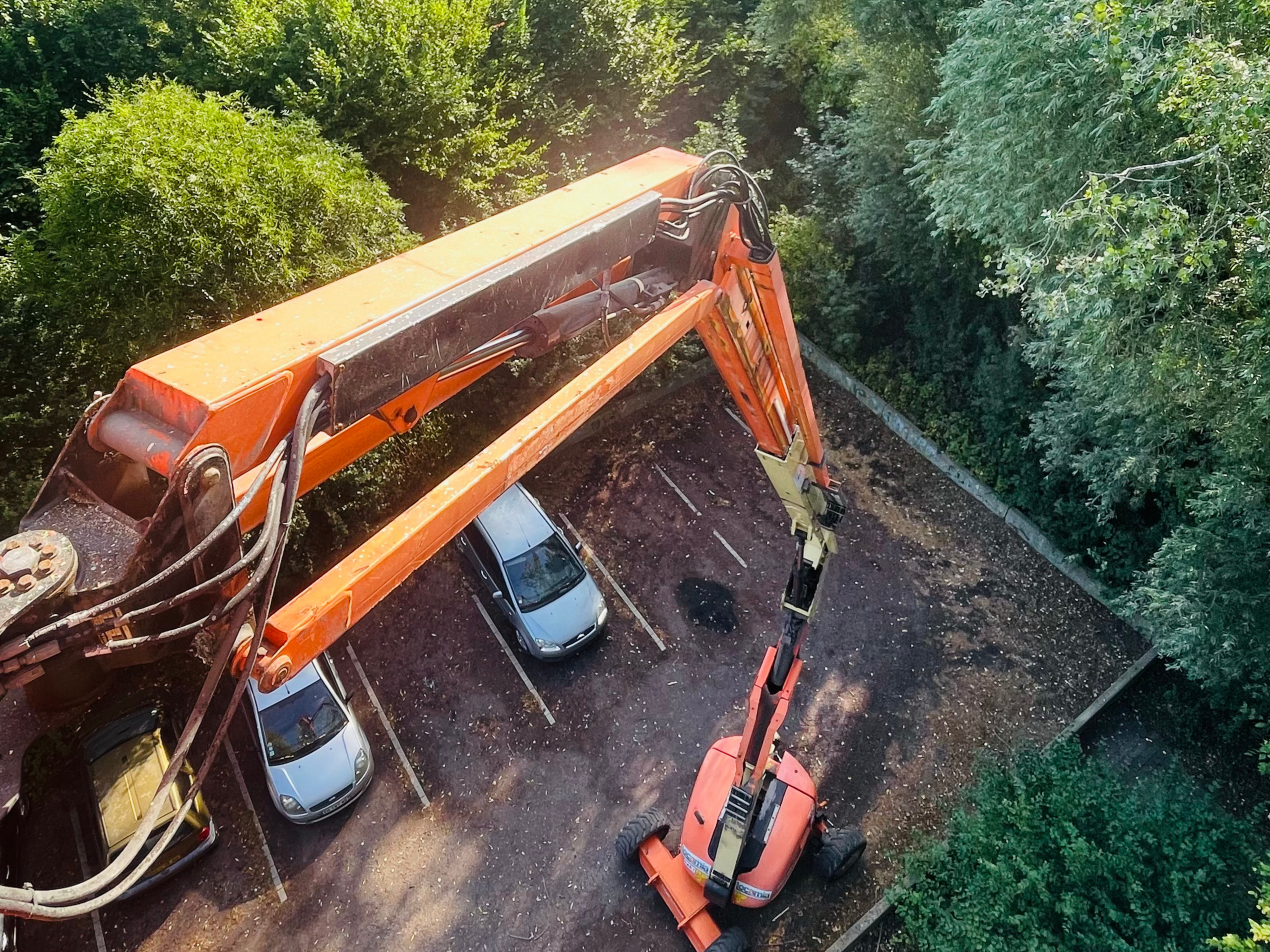 Vue depuis la nacelle sur le parking pendant l’abattage