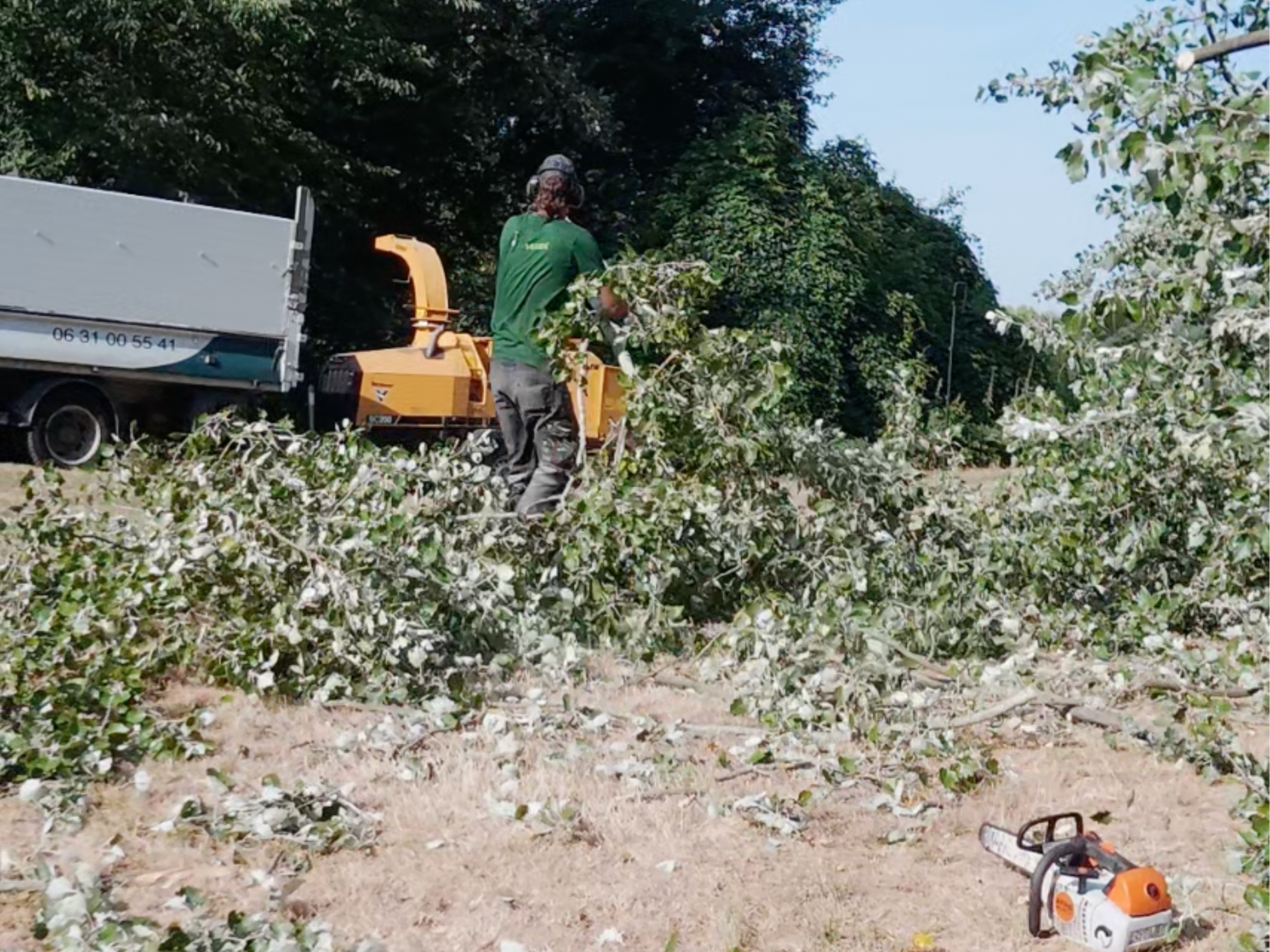 Broyage des branchages en copeaux de bois sur le chantier